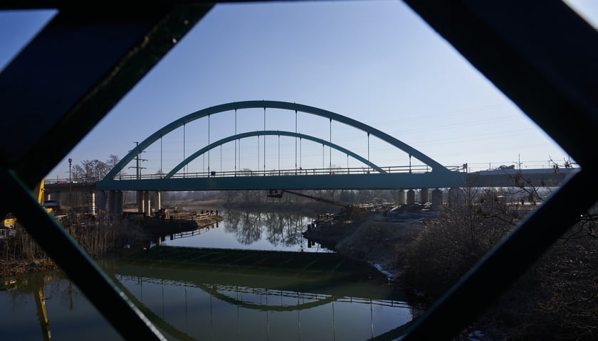 Na zdjęciu most. Budowa Alei Wielkiej Wyspy we Wrocławiu - luty 2023
