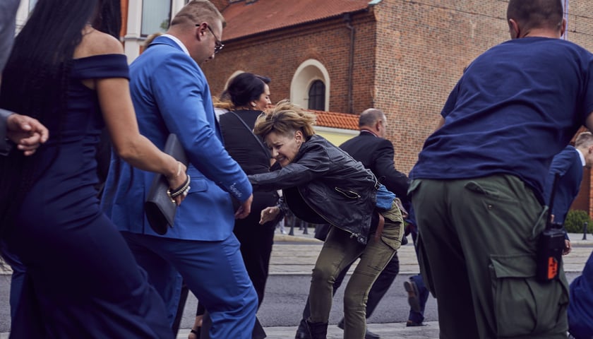 Na zdjęciu Małgorzata Kożuchowska wśród aktorów-statystów na planie filmu "Plagi Breslau", który był kręcony we Wrocławiu