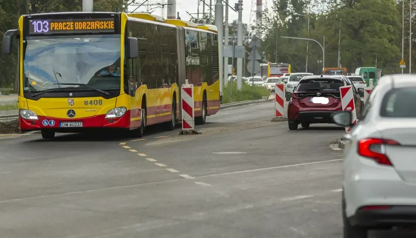 Na zdjęciu widać autobus we Wrocławiu