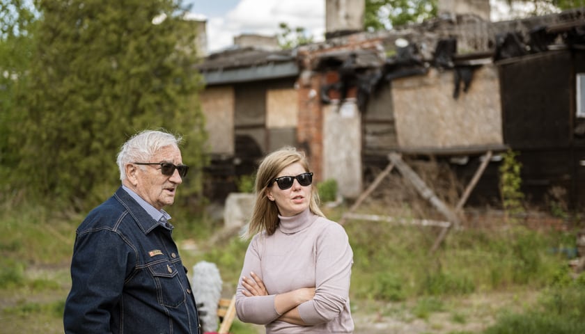 Na zdjeciu starszy mężczyzna i młoda kobieta w ciemnych okularach: Jerzy Podlak (jeden z bohaterów cyklu Kamienice) i Joanna Mielewczyk, dziennikarka, autorka cyklu