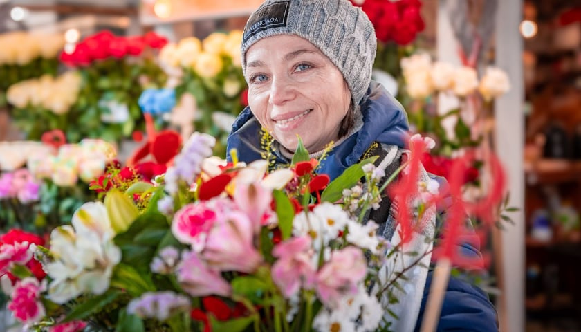 Uśmiechnięta kobieta z bukietem kwiatów - 12.02.2025 r.
