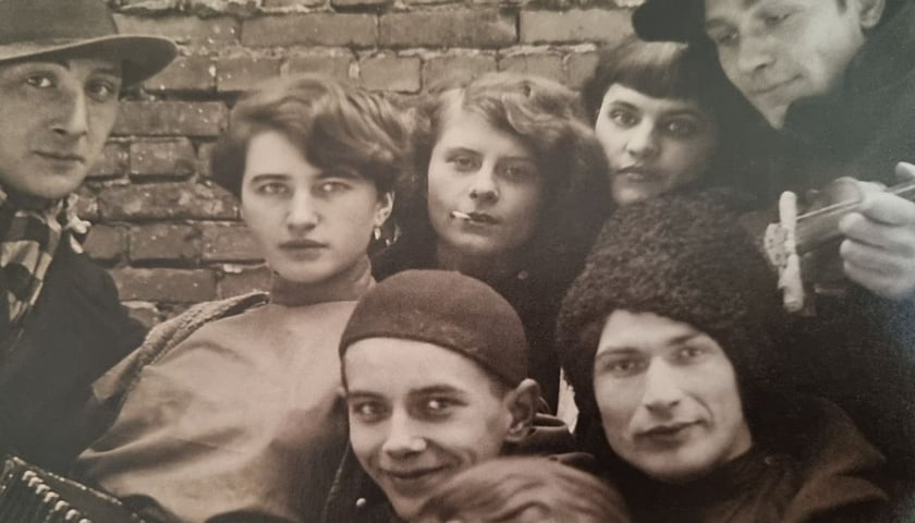 Na zdjęciu siedmioro młodych artystów i artystek, wśród nich Ilse Czech (z papierosem w ustach).