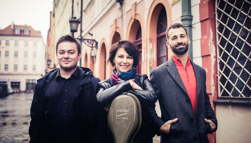 Na zdjęciu Michał Marcol, Monika Kruk i Krzysztof Karpeta, muzycy, którzy nagrali pierwszą w historii płytę z utworami Paula Caro „Hommage à Paul Caro” 