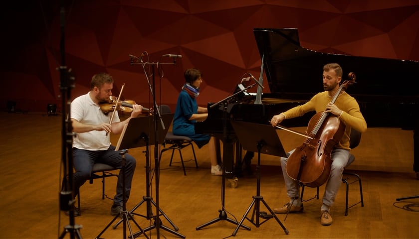 <p>Michał Marcol &ndash; skrzypce,&nbsp;Monika Kruk &ndash; fortepian, Krzysztof Karpeta &ndash; wiolonczela; muzycy podczas pr&oacute;by</p>