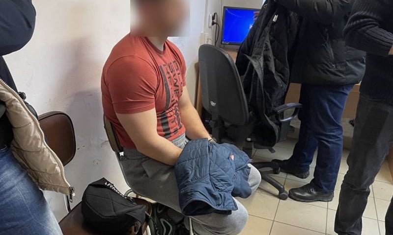 Na zdjęciu widać 36-latka zatrzymanego przez Łowców Głów z Wrocławia