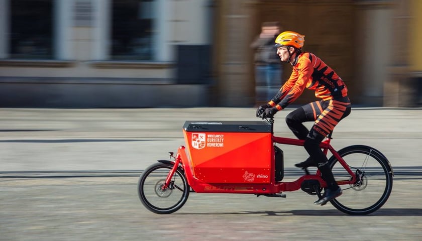 W czasie epidemii rowerzyści mogą jeździć po wrocławskim Rynku przez cały dzień. 