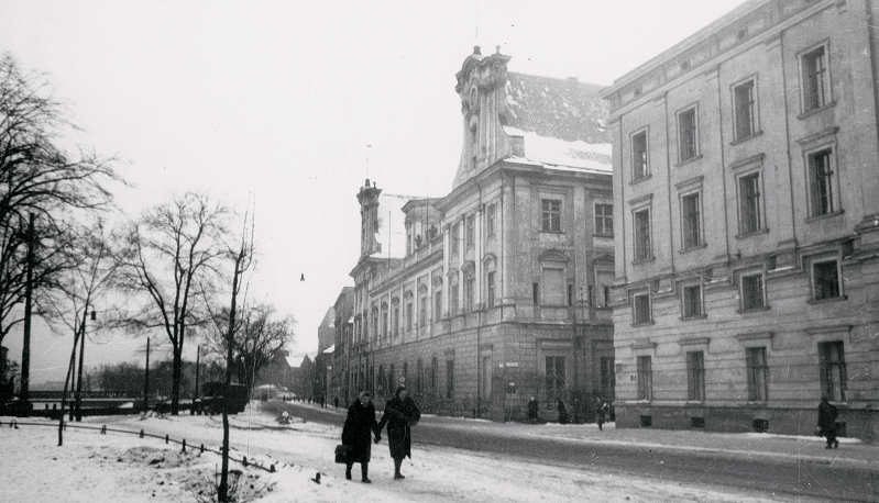 Budynek ZNiO bez kopuły, widok od ul. Grodzkiej, zima 1947/48