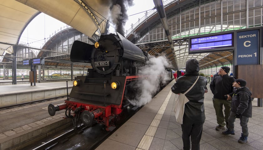 Na zdjęciu zabytkowy parowóz na Dworcu Głównym we Wrocławiu