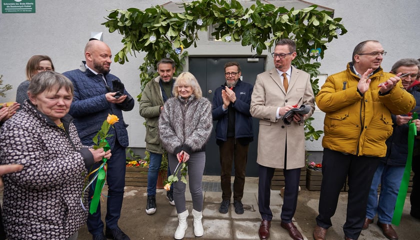 Na zdjęciu od lewej: mieszkanka schroniska, Jacek Sutryk, prezydent Wrocławia,  Bartłomiej Ciążyński, wiceprezydent Wrocławia,  mieszkanka schroniska, Andrzej Mańkowski, dyrektor Miejskiego Ośrodka Pomocy Społecznej, Sergiusz Kmiecik, przewodniczący Rady Miejskiej Wrocławia, Rafał Peroń, prezes Koła Wrocławskiego Towarzystwa Pomocy im. św. Brata Alberta