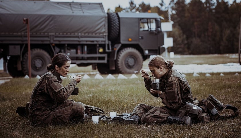 Na zdjęciu widać kobiety w wojskowych mundurach