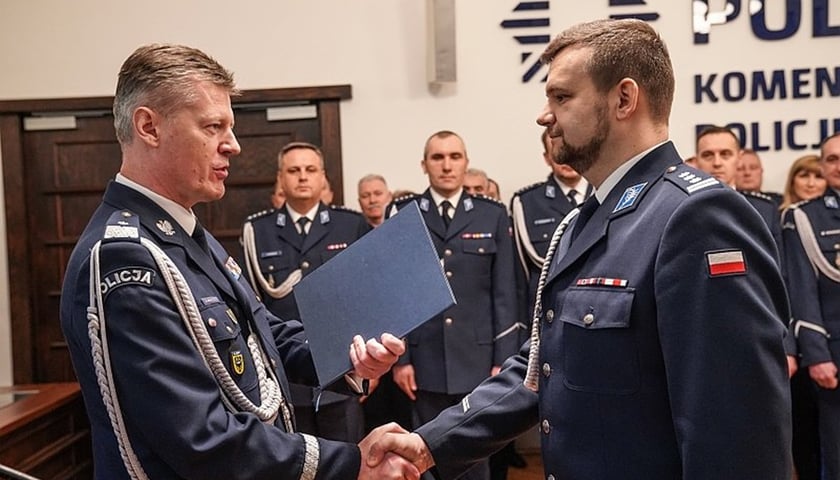 Inspektor Norbert Kurenda (z prawej) odbiera nominację na zastępcę komendanta wojewódzkiego policji we Wrocławiu