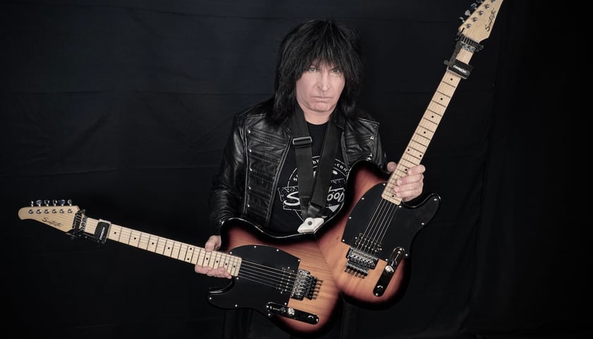 Amerykański wirtuoz Michael Angelo Batio z dwiema gitarami