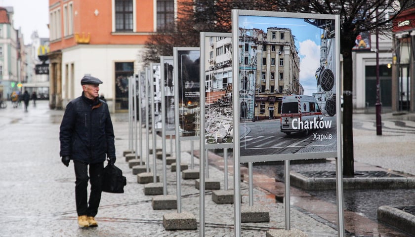 Na zdjęciu: Wystawa fotograficzna poświęcona zniszczonym miastom europejskim