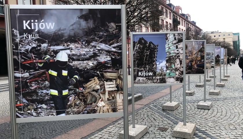 Na zdjęciu: Wystawa fotograficzna poświęcona zniszczonym miastom europejskim