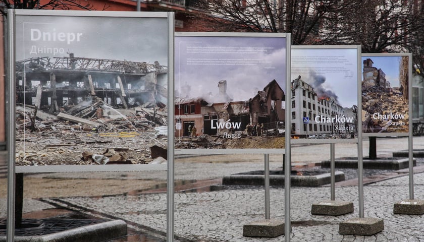 Na zdjęciu: Wystawa fotograficzna poświęcona zniszczonym miastom europejskim