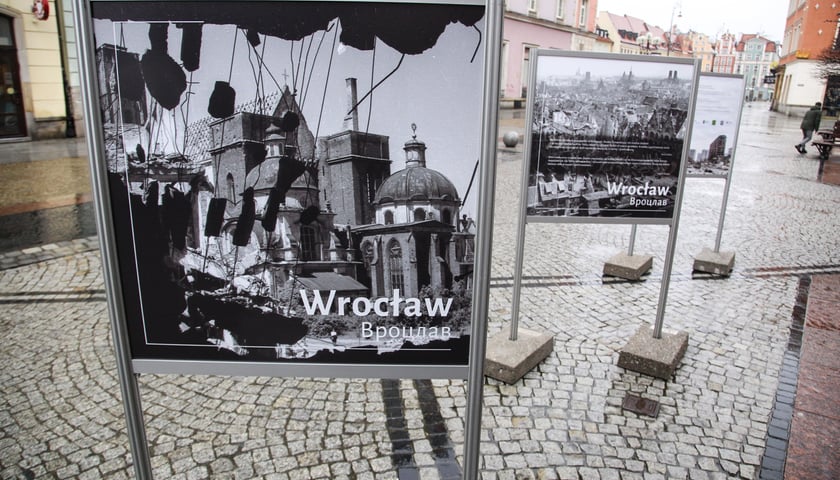 Na zdjęciu: Wystawa fotograficzna poświęcona zniszczonym miastom europejskim