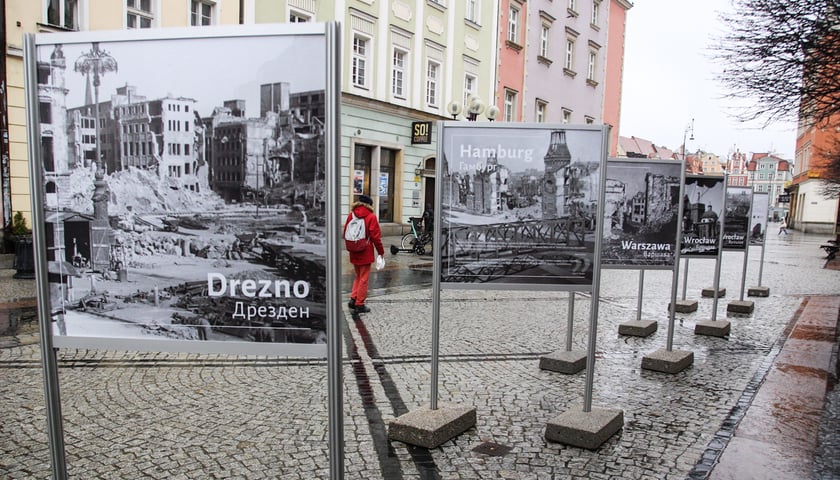 Na zdjęciu: Wystawa fotograficzna poświęcona zniszczonym miastom europejskim
