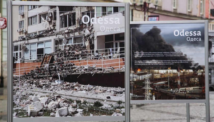 Na zdjęciu: Wystawa fotograficzna poświęcona zniszczonym miastom europejskim
