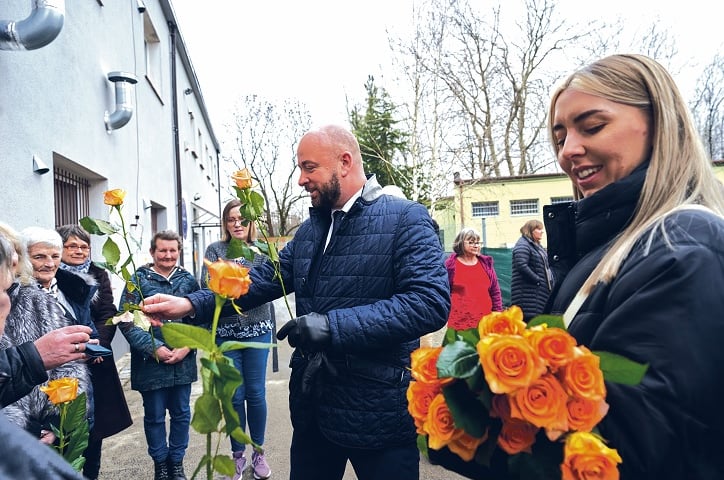 Na zdjęciu prezydent Wrocławia JAcek Sutryk wręcza kwiaty z okazji Dnia Kobiet mieszkankom schroniska św, Brata Alberta przy ul. Sołtysowickiej 21 F we Wrocławiu