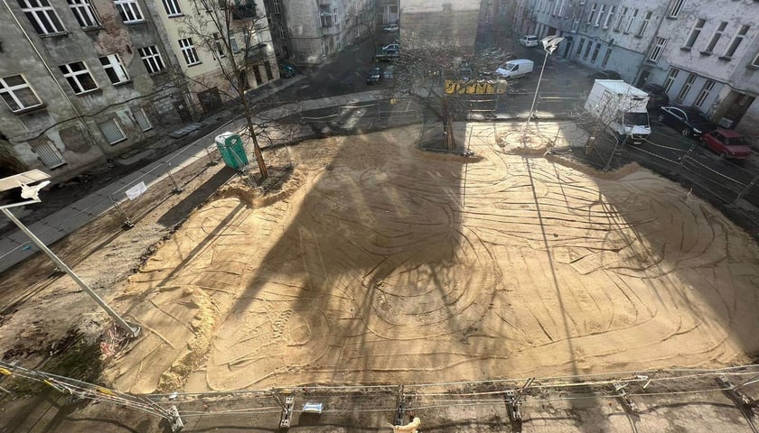 Podwórko na Ołbinie, na którym powstanie plac zabaw. Ruszyła budowa
