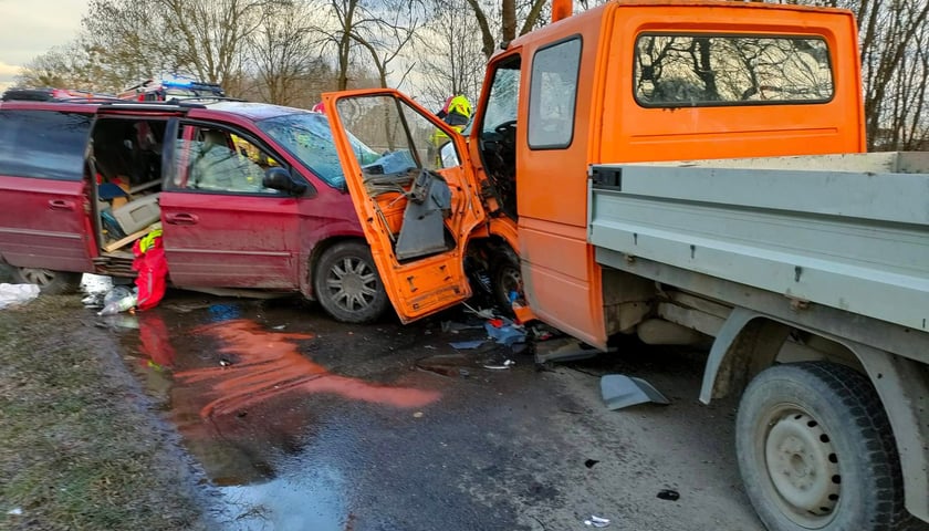 Wypadek między Nadolicami a Chrząstawą z udziałem dwóch aut