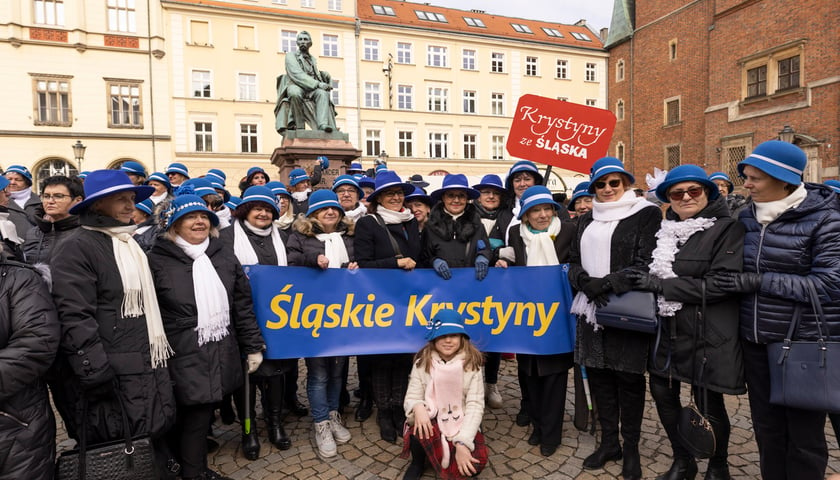 Na zdjęciu uczestniczki Ogólnopolskiego Zlotu Krystyn pod pomnikiem Fredry we wrocławskim Rynku