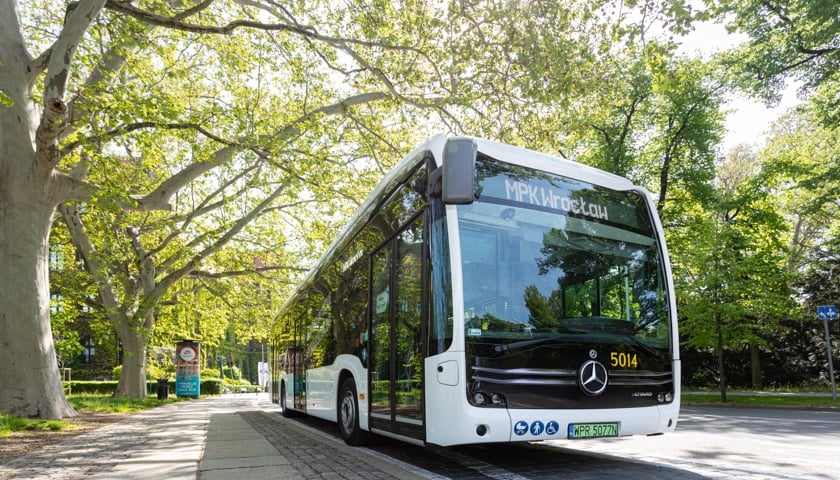 Autobus w ramach testów będzie jeździł po Wrocławiu przez miesiąc