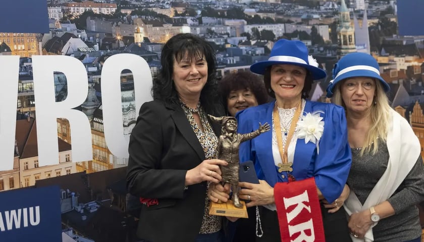 Zjazd Krystyn we Wrocławiu. Na zdjęciu cztery uczestniczki z figurką krasnoludki Krystyny