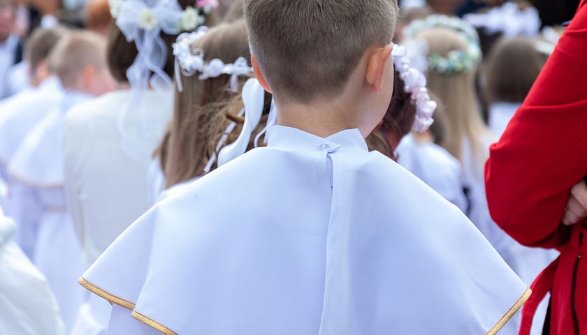 Na zdjęciu: chłopiec w albie / zdjęcie ilustracyjne