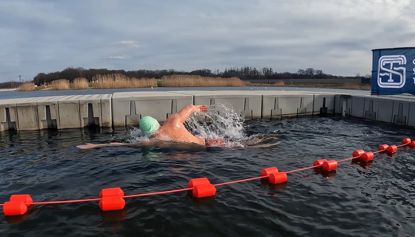 Pływak Krzysztof Gajewski podczas bicia rekordu świata w pływaniu w zimnej wodzie