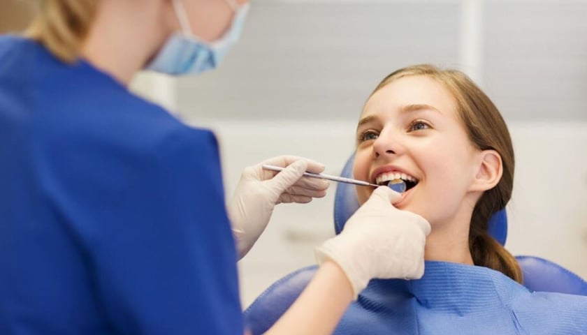 Na zdjęciu: przegląd zębów u dentysty / zdjęcie ilustracyjne