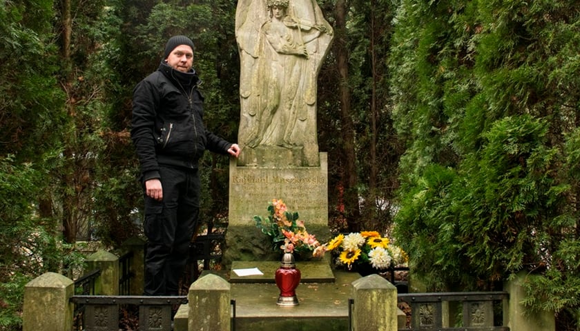 Na zdjęciu Alan Weiss przy nagrobku Raphaela Maszkowskiego