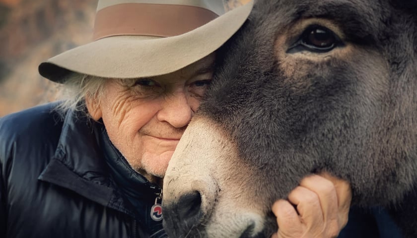 Reżyser Jerzy Skolimowski z osiołkiem, który zagrał główną rolę w nominowanym do Oscara filmie "IO"