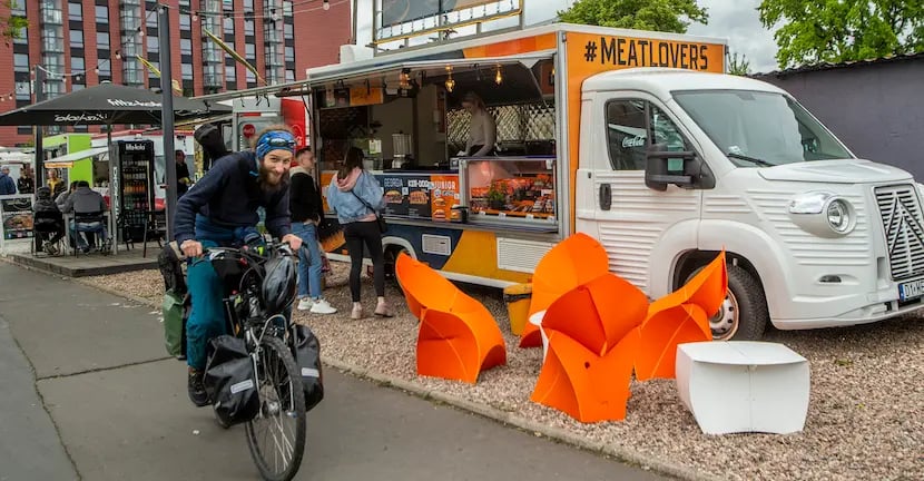 na zdjęciu widać mężczyznę na rowerze i foodtruck we Wrocławiu