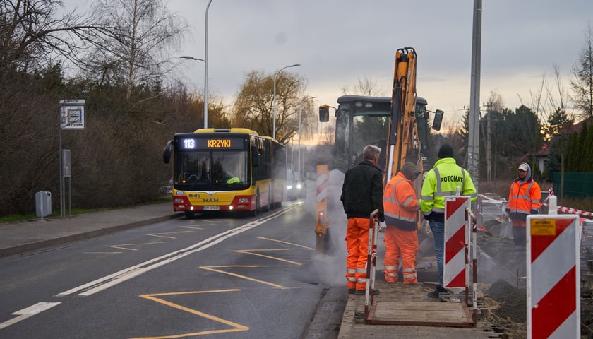 Na ul. Kurpiów  trwa budowa azylu dla pieszych i montaż dwóch latarni ledowych