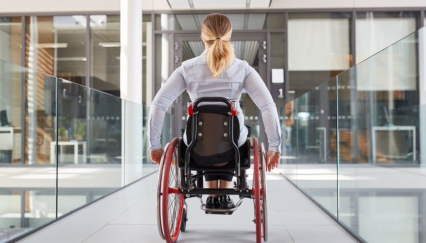 Na zdjęciu widać kobietę na wózku inwalidzkim