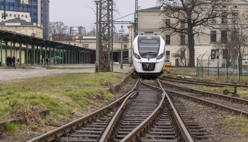 Na zdjęciu szynobus Kolei Dolnośląskich w rejonie Dworca Świebodzkiego we Wrocławiu, zdjęcie ilustracyjne