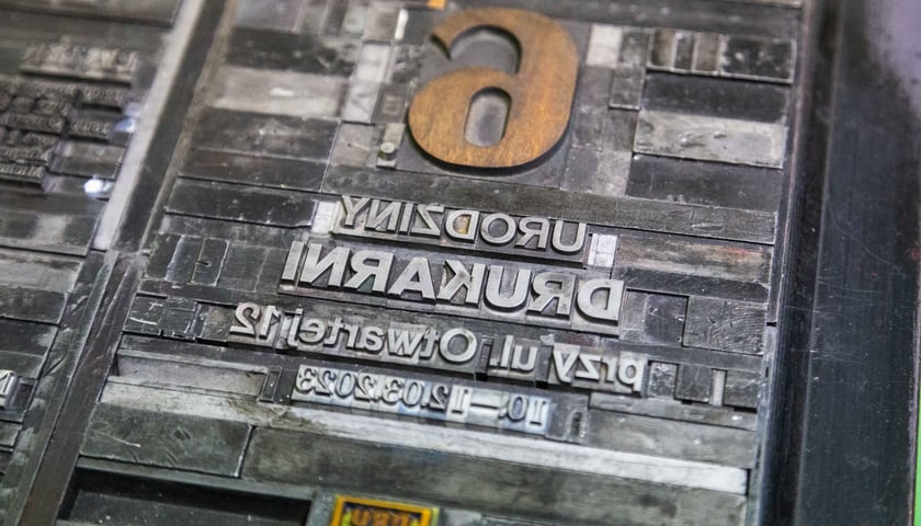 <p>Matryca drukarska z gotowym wzorem na sz&oacute;ste urodziny Drukarni Otwartej z Nadodrza</p>