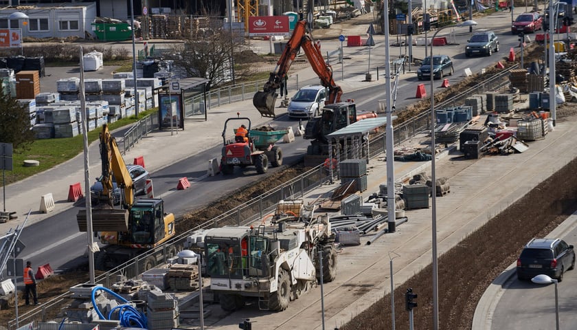 Na zdjęciu: koparka i inny sprzęt budowlany na remontowanym fragmencie ulicy Długiej