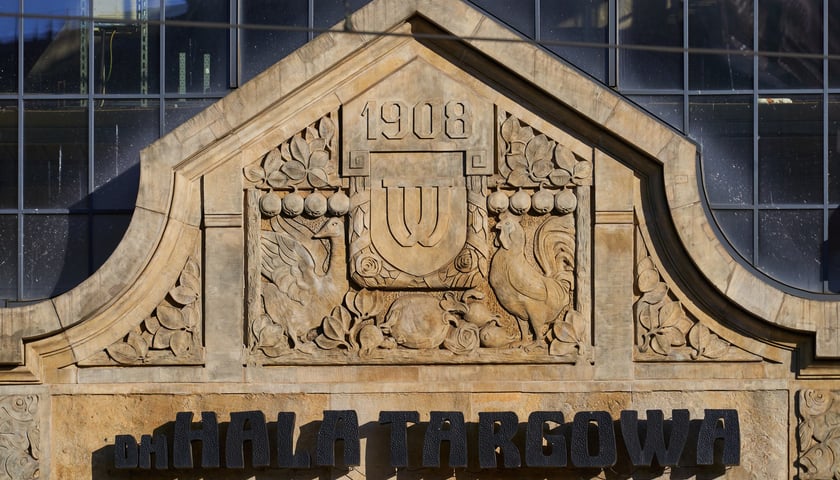 Hala Targowa we Wrocławiu. Zbliżenie na portal z datą 1908 oraz szyld "DH Hala Targowa"