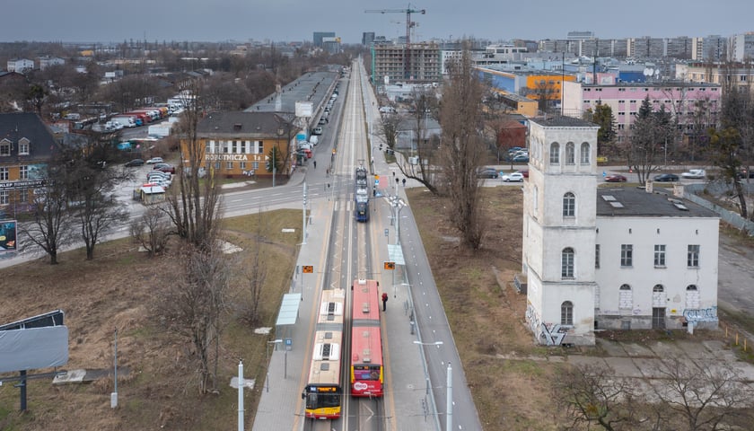 Na zdjęciu: autobusy i tramwaje na budowanej TAT na Nowy Dwór