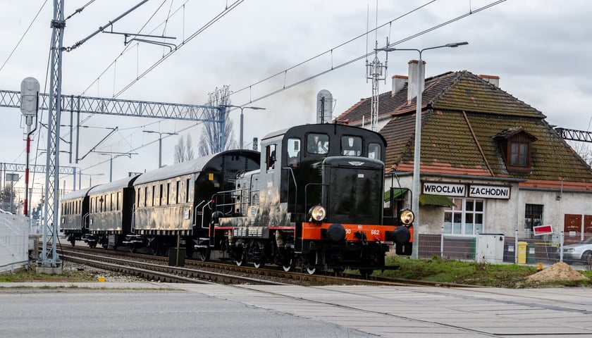 Na zdjęciu zabytkowy pociąg na stacji Wrocław Zachodni, 12.03.2023