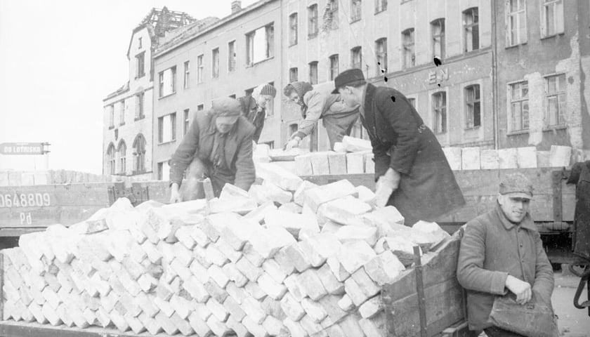 Wrocław, lata 1948-1949. Na zdjęciu robotnicy ładujący cegły rozbiórkowe.