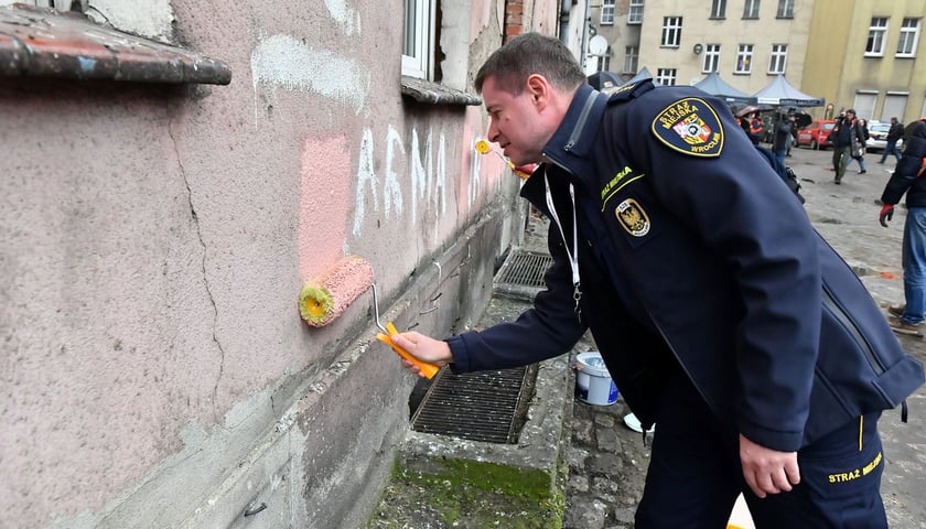<p>W akcji zamalowywania nienawistnych napis&oacute;w wzięli udział r&oacute;wnież przedstawiciele straży miejskiej</p>