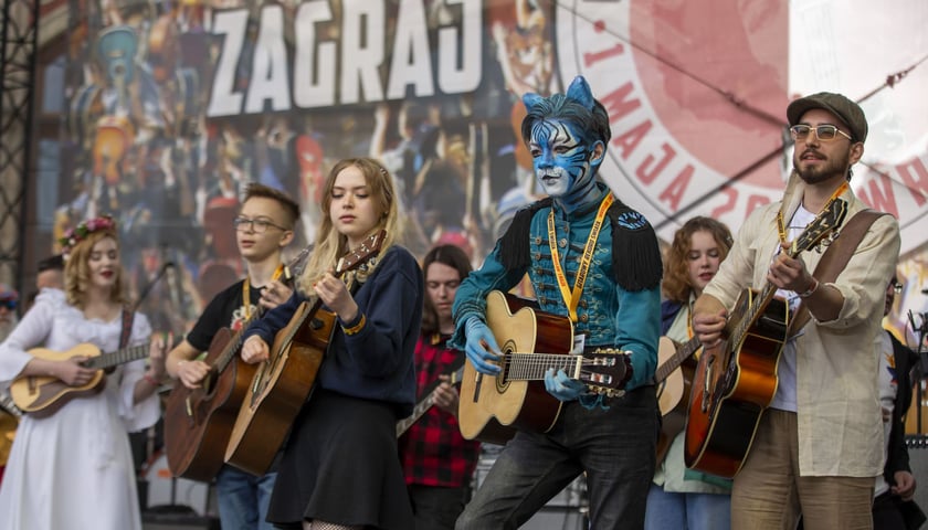 Artyści występujący na scenie Gitarowego Rekordu Guinnessa 2022 we Wrocławiu, zdjęcie ilustracyjne