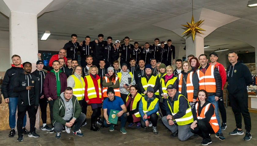 Piłkarze Śląska Wrocław i wolontariusze Fundacji Weź Pomóż wspólnie rozdawali paczki dla potrzebujących