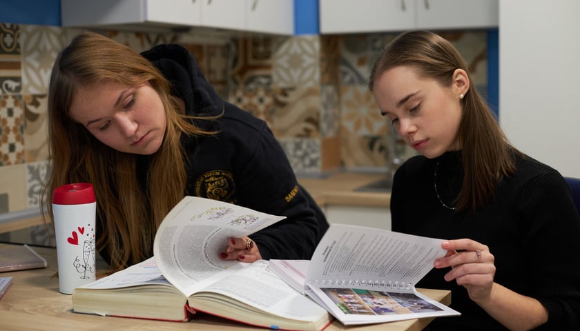 Uczące się studentki (zdjęcie ilustracyjne)