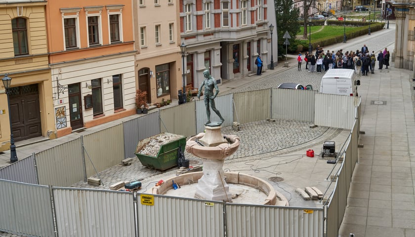 Szermierz będzie miał nowy basen! Rozpoczął się remont fontanny [GALERIA]