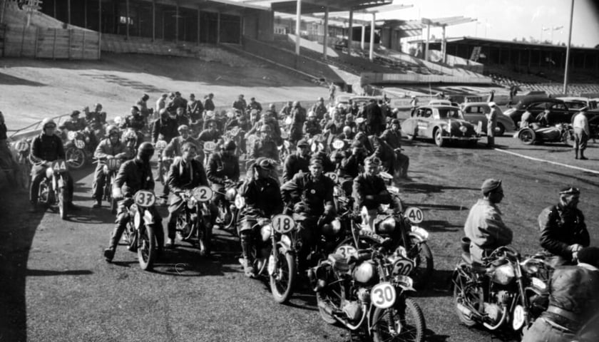 Na czarno-białym zdjęciu zawody motocyklowe na Stadionie Olimpijskim, lata 1948-1953. 