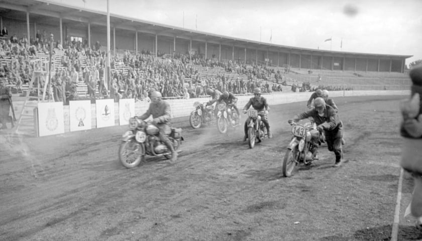 Na czarno-białym zdjęciu zawody motocyklowe na Stadionie Olimpijskim, lata 1948-1953. 